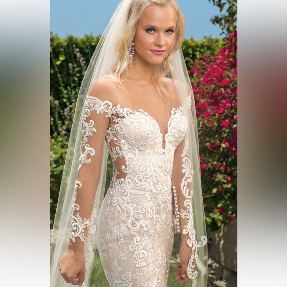Elegant Lace Wedding Dress in Cream